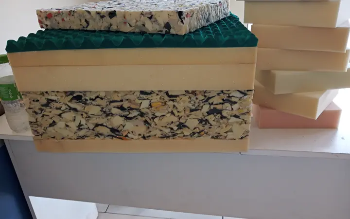 Camadas de espuma de diferentes tipos empilhadas na fábrica